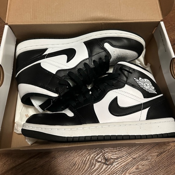 Air Jordan 1 Mid Women's Shoes, size 7 - Picture 1 of 6